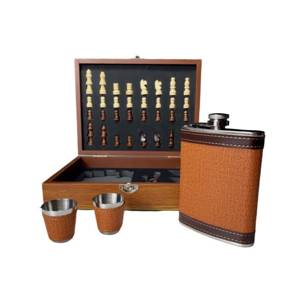 Set Cadou Premium cu Șah, Borsetă Whisky și Accesorii – Cutie din Lemn, Finisaj Textil Maro Elegant